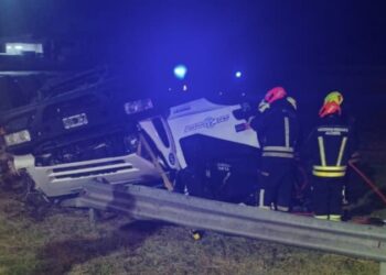 Tragedia en Navidad: volcó un camión en una rotonda de la región y murió el conductor