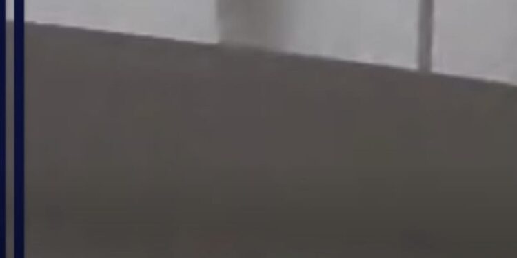 En Carcaraña el viento sorprendió y un obrero quedó colgado de las cabreadas de la estructura donde trabajaba