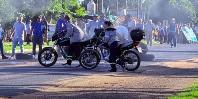 Corte de ruta y protesta de trabajadores municipales en Casilda