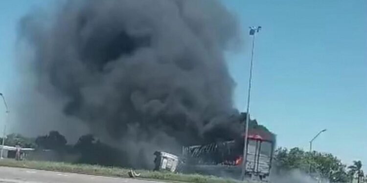 Dos camiones chocaron en Arrufó: se prendieron fuego y hay dos muertos