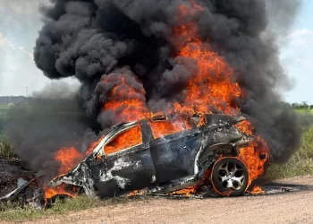 Incendio de un auto tras un vuelco en la Ruta 10, a la altura del Puente Chileno en Ricardone