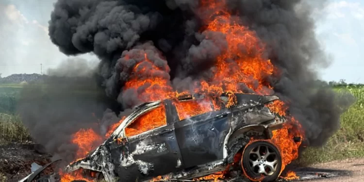 Incendio de un auto tras un vuelco en la Ruta 10, a la altura del Puente Chileno en Ricardone