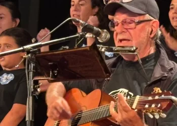 León Gieco emocionó a El Trébol y celebró la designación de la ciudad como Sede de la Ruta de la Paz 2025