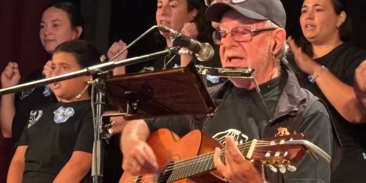 León Gieco emocionó a El Trébol y celebró la designación de la ciudad como Sede de la Ruta de la Paz 2025