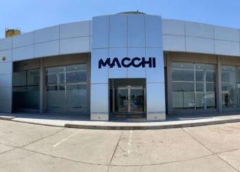 Tensión en fábrica textil de Cañada de Gómez vinculada a contador denunciado por estafas: tras dos meses sin pagar sueldos, suspendió a todo el personal