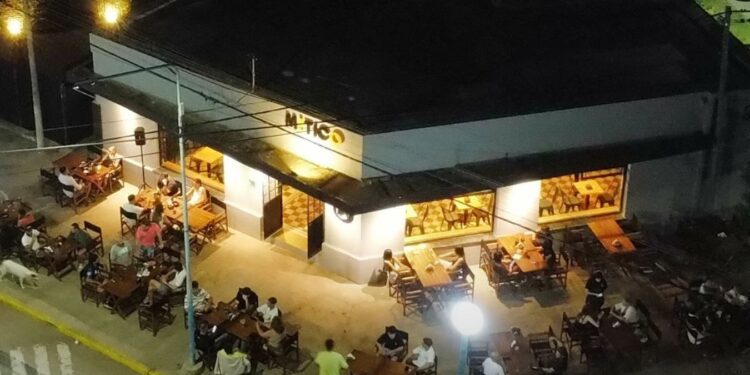 M!TICO abrió anoche en la esquina más famosa de San Genaro y fue un éxito total