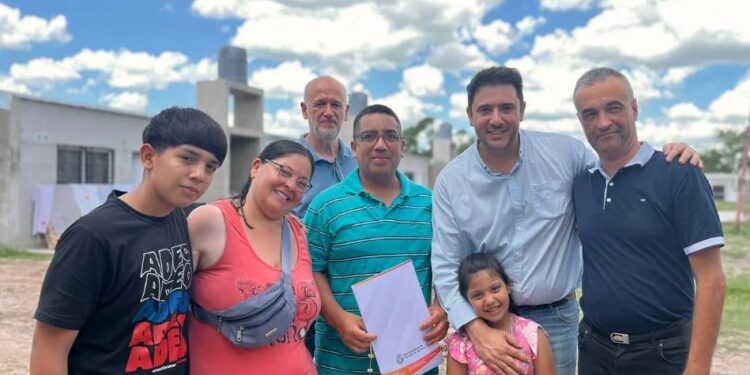 EL MUNICIPIO DE CAÑADA DE GÓMEZ ENTREGÓ CUATRO CASAS Y AVANZA EN LA FINALIZACIÓN DE LAS RESTANTES PARA COMPLETAR LAS 24 VIVIENDAS