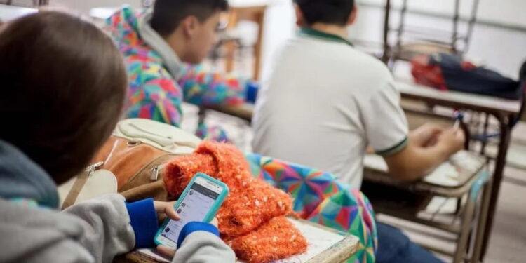 Prohibición de celulares y cambios en el incentivo docente, los ejes de Educación en Santa Fe para 2026