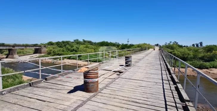 El puente sobre la cañada Carrizales permanece interrumpido al tránsito pesado debido a tareas de reparación