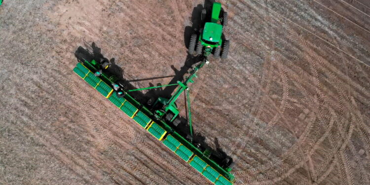 Tedeschi entregó la sembradora de pliegue frontal más grande del mercado argentino