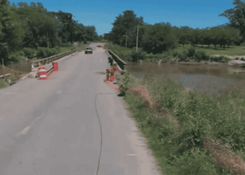 TRES MESES SIN OBRAS: VECINOS VOLVIERON A CRUZAR EL PUENTE CLAUSURADO SOBRE EL CARCARAÑÁ