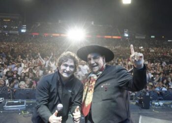 Javier Milei se subió al escenario de Jesús María y cantó con el Chaqueño Palavecino