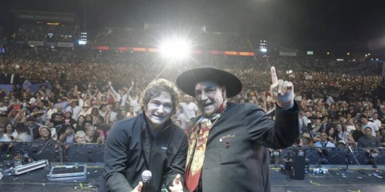 Javier Milei se subió al escenario de Jesús María y cantó con el Chaqueño Palavecino