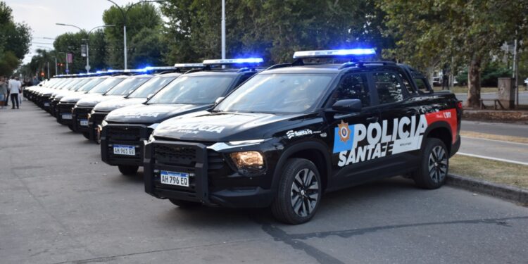 Entregaron 17 camionetas adaptadas para patrullaje policial en el departamento San Lorenzo.