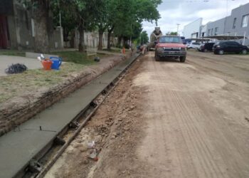 Obra de cordón cuneta en Barrio San Cayetano en Maciel