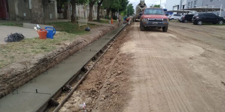 Obra de cordón cuneta en Barrio San Cayetano en Maciel