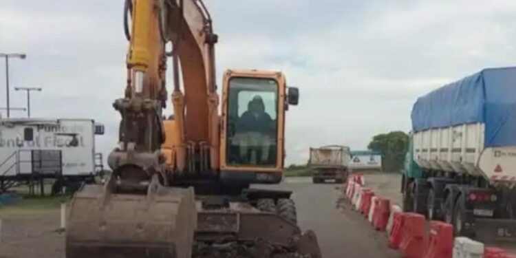 Continúan los trabajos de bacheo en el Puente Rosario–Victoria y comienza la restauración de la rotonda de acceso.