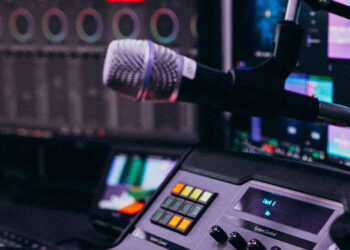 El 4 de enero de 1957 comienza a consolidarse la radio FM en Argentina, cambiando para siempre la forma de escuchar música. 