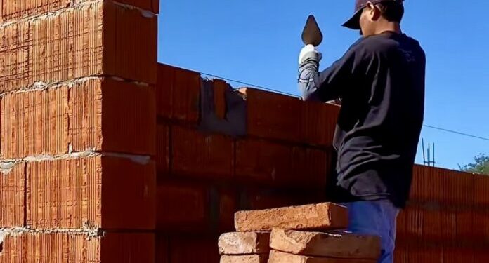 Avanza la construcción del nuevo barrio provincial de 12 viviendas en Carlos Pellegrini