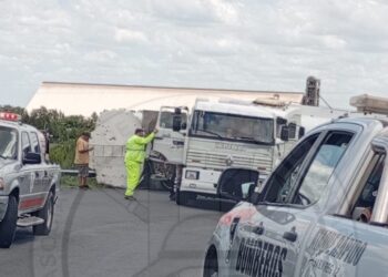 VOLCO UN CAMION QUE TRANSPORTABA FERTILIZANTES EN AUTOPISTA EN EL ACCESO A LA SAN LORENZO
