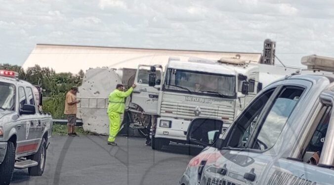 VOLCO UN CAMION QUE TRANSPORTABA FERTILIZANTES EN AUTOPISTA EN EL ACCESO A LA SAN LORENZO