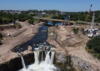 Avanza la colocación de pantallas subterráneas para frenar la erosión en el Arroyo Saladillo
