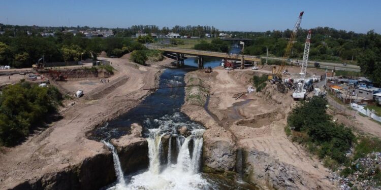 Avanza la colocación de pantallas subterráneas para frenar la erosión en el Arroyo Saladillo