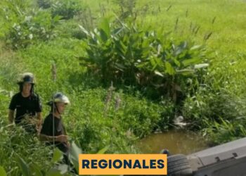 Bomberos rescataron a una mujer atrapada en un auto tras un vuelco en ruta 11