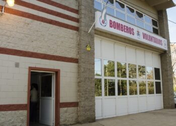 Roldán: bomberos le salvaron la vida a un niño que llegó al cuartel con signos de ahogamiento