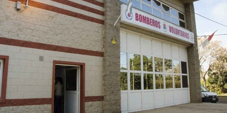 Roldán: bomberos le salvaron la vida a un niño que llegó al cuartel con signos de ahogamiento