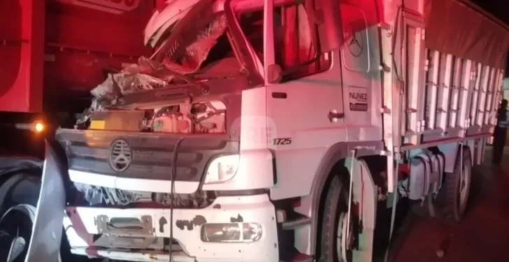 Fuerte choque entre dos camiones en la A012