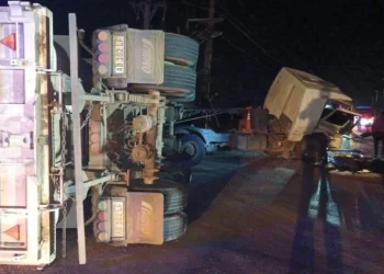 VIOLENTO CHOQUE ENTRE CAMIONES EN PUERTO SAN MARTÍN: UN CONDUCTOR QUEDÓ ATRAPADO Y FUE RESCATADO POR BOMBEROS