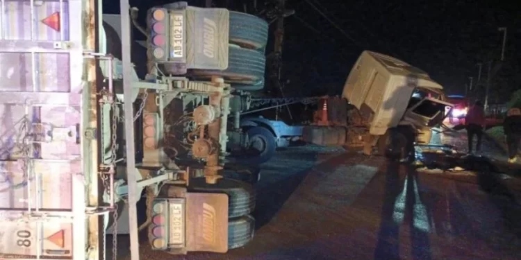 VIOLENTO CHOQUE ENTRE CAMIONES EN PUERTO SAN MARTÍN: UN CONDUCTOR QUEDÓ ATRAPADO Y FUE RESCATADO POR BOMBEROS