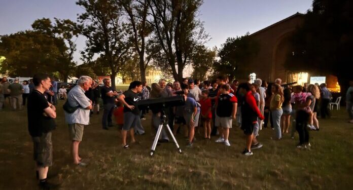 Colonia Médici vivió una noche única de observación astronómica con “Tu Cielo de Iriondo”