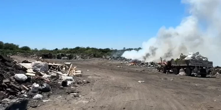Denuncian basural ilegal de Carcarañá en territorio de Correa