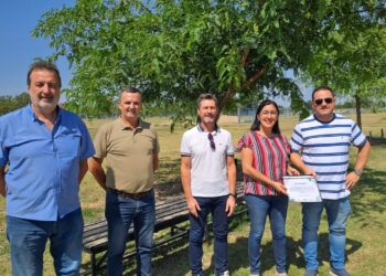 La Municipalidad de El Trébol y el Club Trebolense realizaron una jornada de plantación de 65 algarrobos blancos en el campo de deportes y el perímetro del nuevo Campus de Entrenamiento.