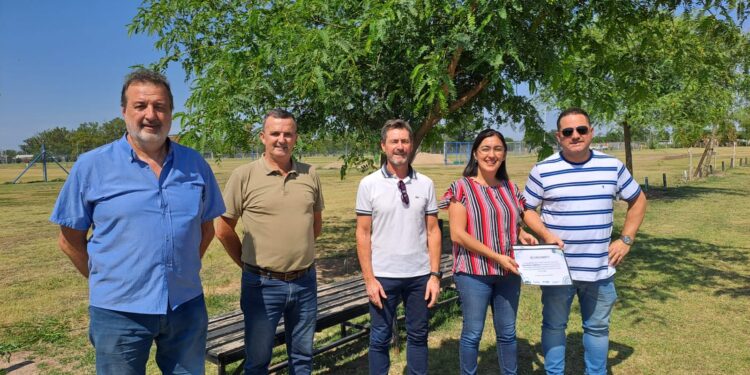 La Municipalidad de El Trébol y el Club Trebolense realizaron una jornada de plantación de 65 algarrobos blancos en el campo de deportes y el perímetro del nuevo Campus de Entrenamiento.