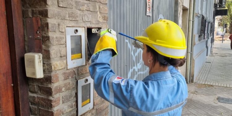 Operativos antienganchados a la luz: el gobierno recuperó cifras millonarias y cortó miles de conexiones clandestinas