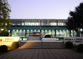 El 5 de enero de 1905 se crea la Escuela Superior de Oficiales de la Armada.