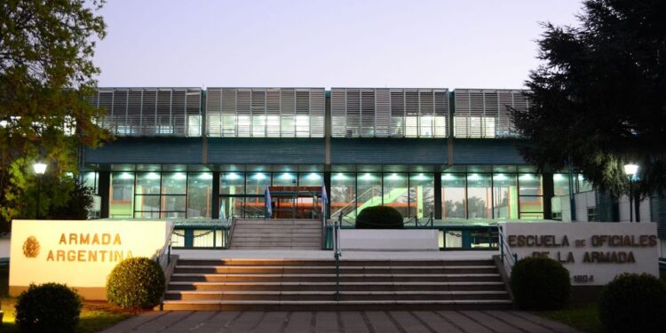 El 5 de enero de 1905 se crea la Escuela Superior de Oficiales de la Armada.
