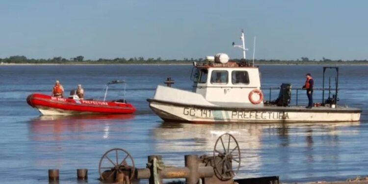 Intensa búsqueda de un menor desaparecido en el río Paraná en Puerto General San Martín