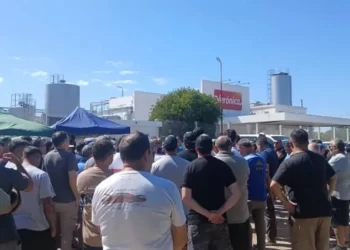 TRABAJADORES DE VERÓNICA SE MANIFIESTAN FRENTE A LAS OFICINAS EN TOTORAS