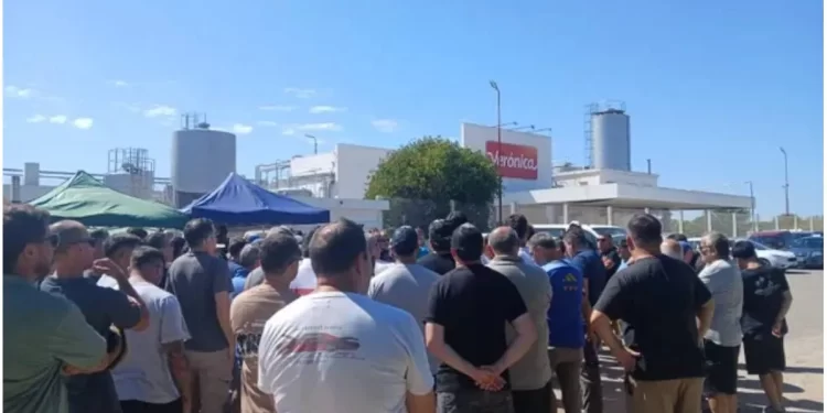 TRABAJADORES DE VERÓNICA SE MANIFIESTAN FRENTE A LAS OFICINAS EN TOTORAS