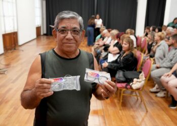 Provincia entregó a jubilados marcos de lentes decomisados al delito