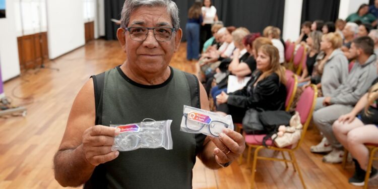Provincia entregó a jubilados marcos de lentes decomisados al delito