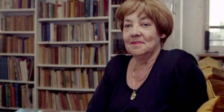 El 10 de enero de 2011 falleció la poeta y compositora argentina María Elena Walsh.