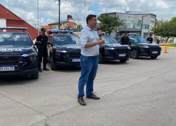 Esteban Motta encabezó la entrega de ocho nuevos móviles policiales para el departamento San Martín