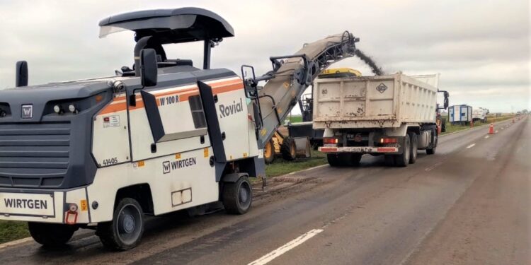 Avanzan reparaciones en la Ruta 33 con bacheo y nueva capa de asfalto