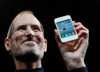El 9 de enero de 2007, en Estados Unidos, Steve Jobs comunica el lanzamiento del iPhone.