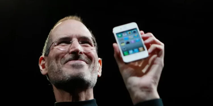 El 9 de enero de 2007, en Estados Unidos, Steve Jobs comunica el lanzamiento del iPhone.